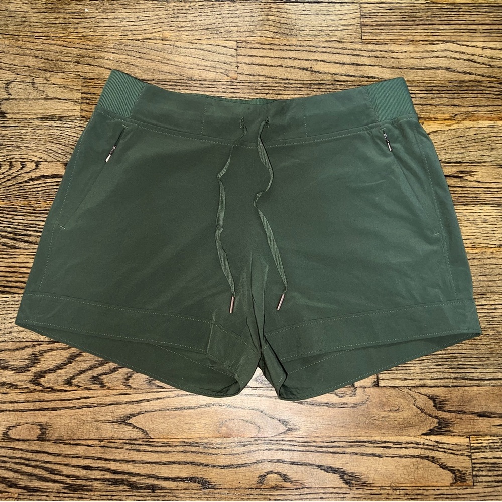 CALIA shorts with cuffs amd zipper pockets